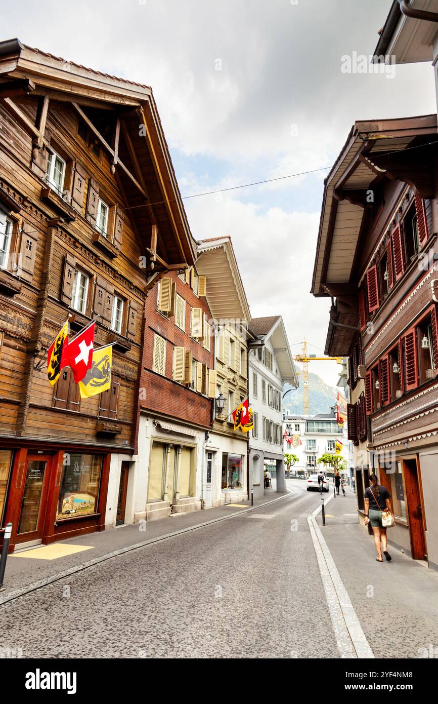 Maisons traditionnelles le long de la rue Spielmatte, Unterseen, Suisse Banque D'Images