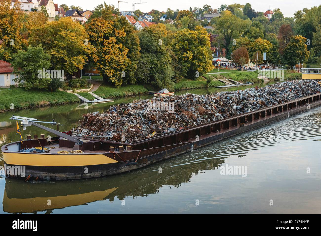 Industrie du transport. La barge transporte la ferraille et le sable avec du gravier. Une barge chargée de ferraille se trouve sur la chaussée. Transp. Ferraille Banque D'Images