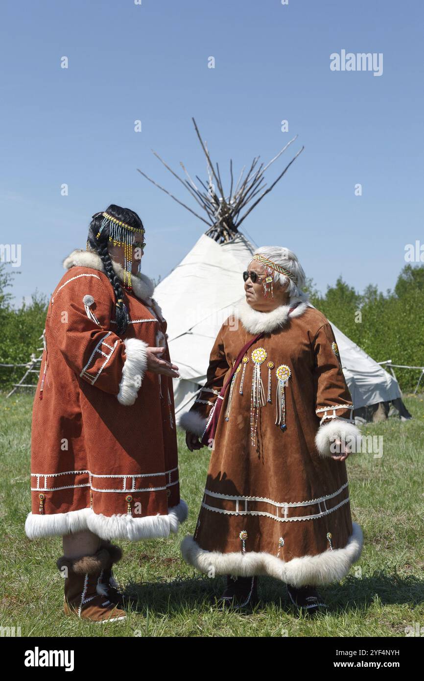 ELIZOVO CITY, KAMTCHATKA PENINSULA, RUSSIE, 15 JUIN 2013 : femmes habillées aborigènes du Kamtchatka. Célébration du jour du premier poisson, ancien nati Banque D'Images