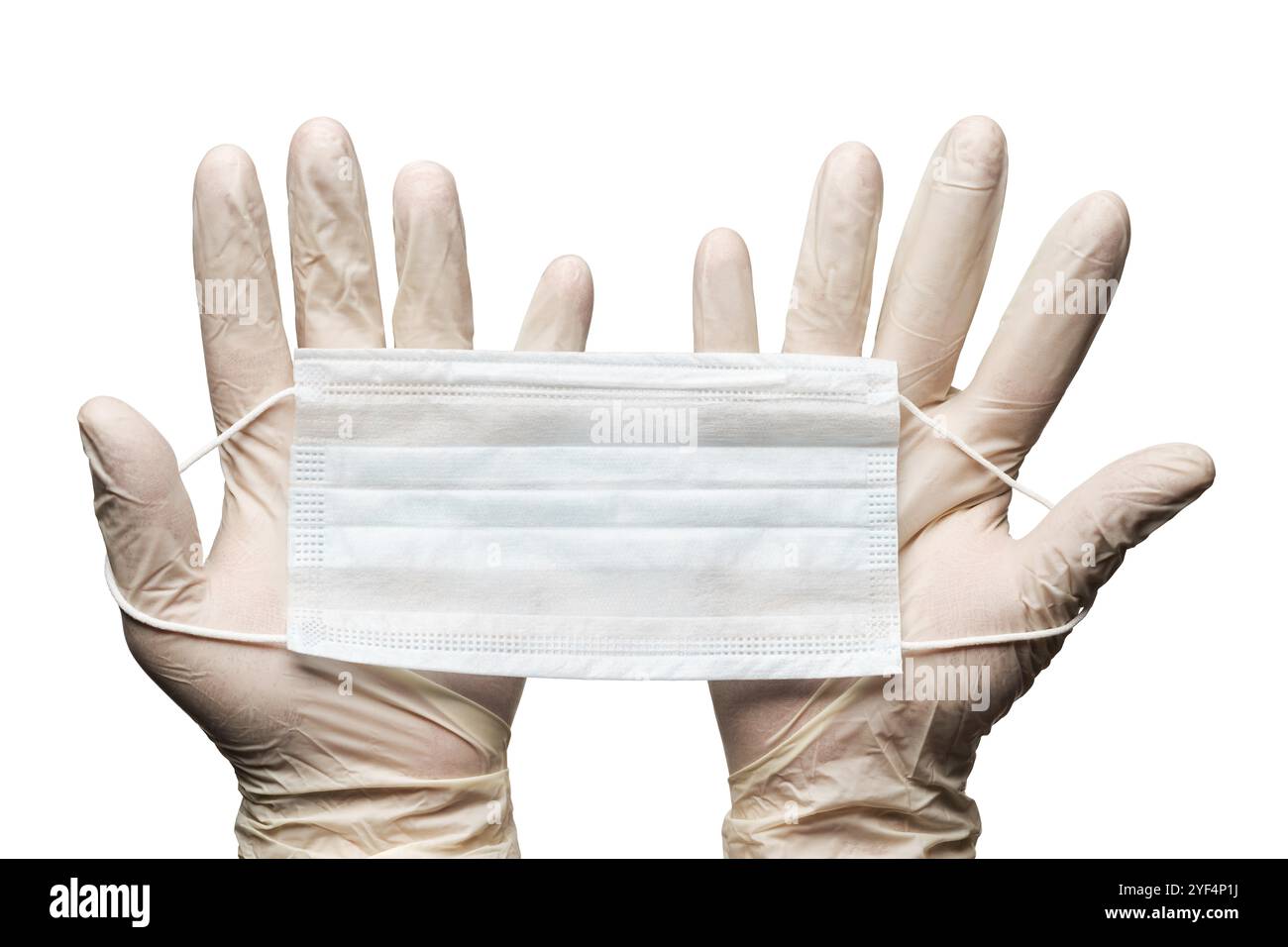 Mains humaines tenant le masque facial médical chirurgical dans des gants blancs isolés sur fond blanc. Concept médicinal hygiène et soins de santé, caillot protecteur Banque D'Images