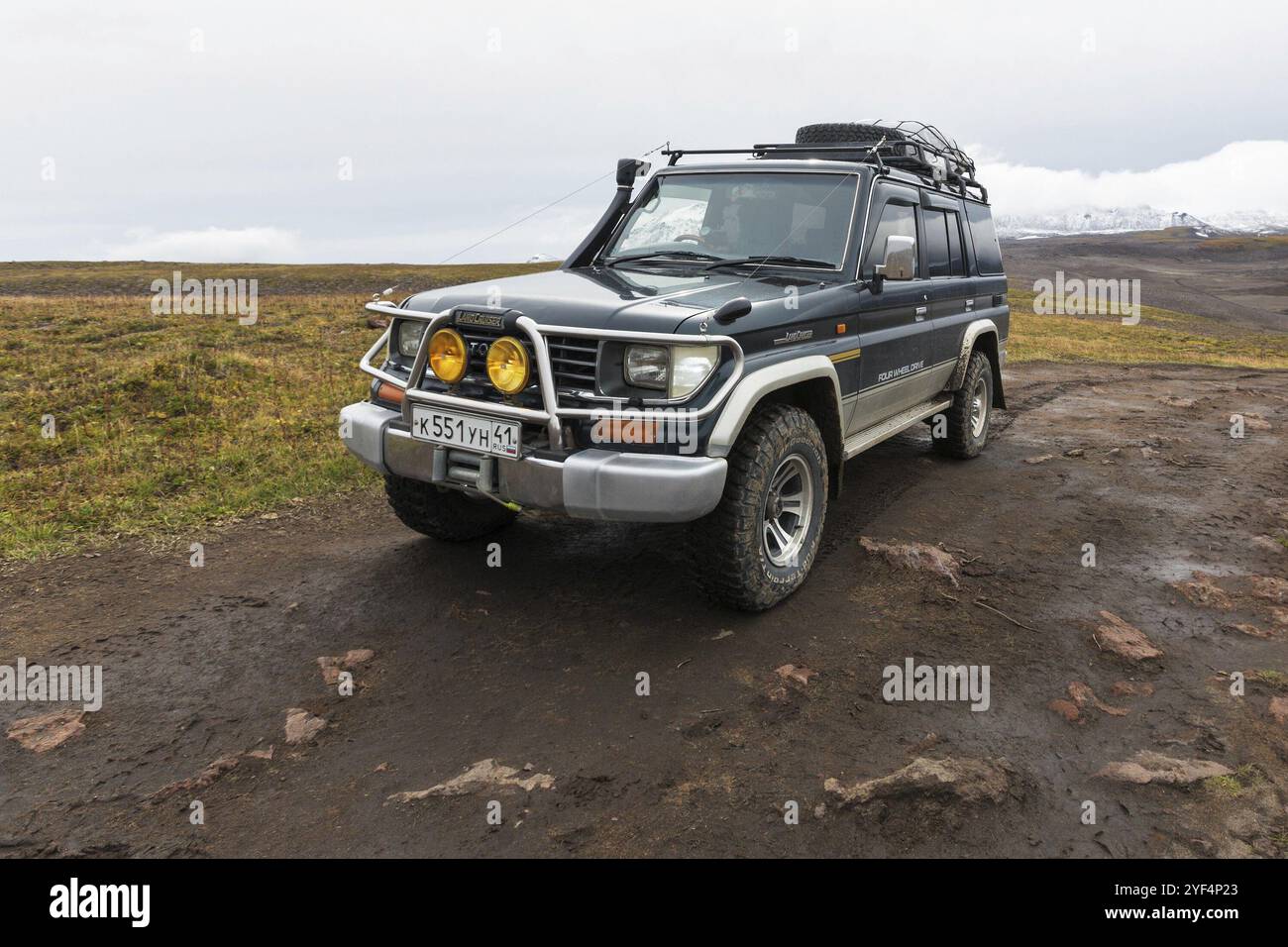 KAMCHATKA PENINSULA, RUSSIE, 17 septembre 2016 : Extreme Off-Road Expedition automobile Toyota Land Cruiser Prado (série 70) garé sur la route de montagne sur bac Banque D'Images