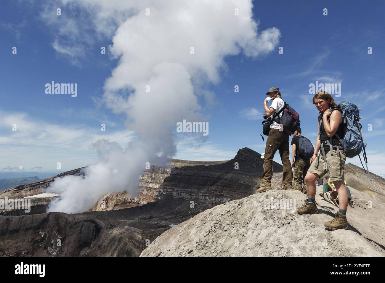 PÉNINSULE DU KAMCHATKA, EXTRÊME-ORIENT RUSSE, 21 JUILLET 2013 : groupe de touristes dans le cratère du volcan Gorely actif prend une photo cratère volcanique, cratère lak Banque D'Images