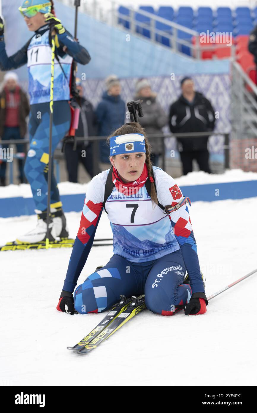 Sportive biathlète Yashunkina Yuliya (qualifiée Petersburg) après le ski et le tir à la carabine détendez-vous à la ligne d'arrivée. Compétition régionale ouverte de biathlon jeunesse Banque D'Images