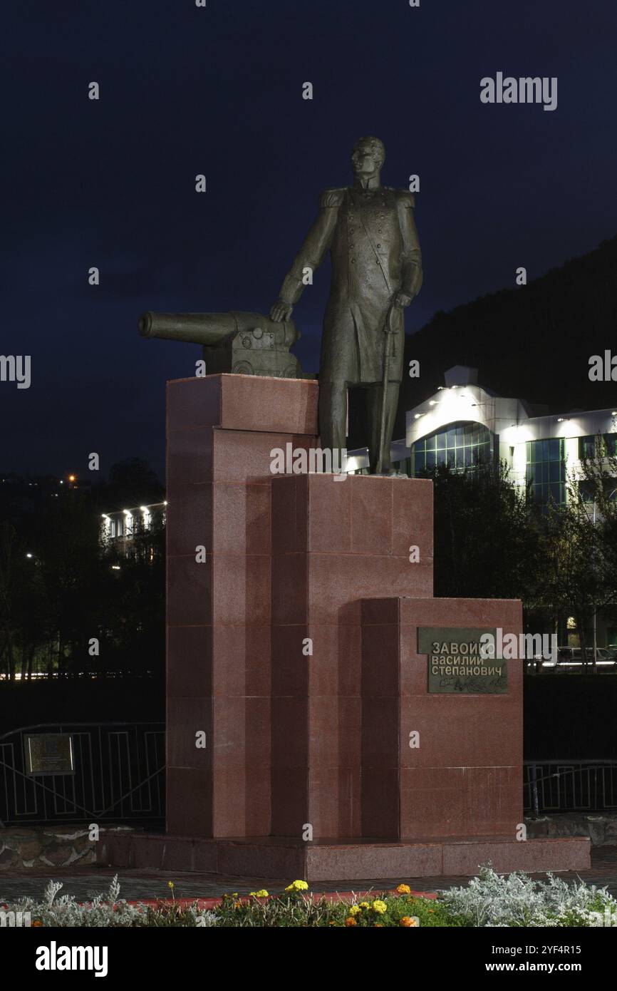 PETROPAVLOVSK-KAMTCHATSKY VILLE, PÉNINSULE DU KAMTCHATKA, EXTRÊME-ORIENT RUSSE, SEP 30, 2017 : illumination architecturale nocturne du monument au premier gouverneur militaire Banque D'Images