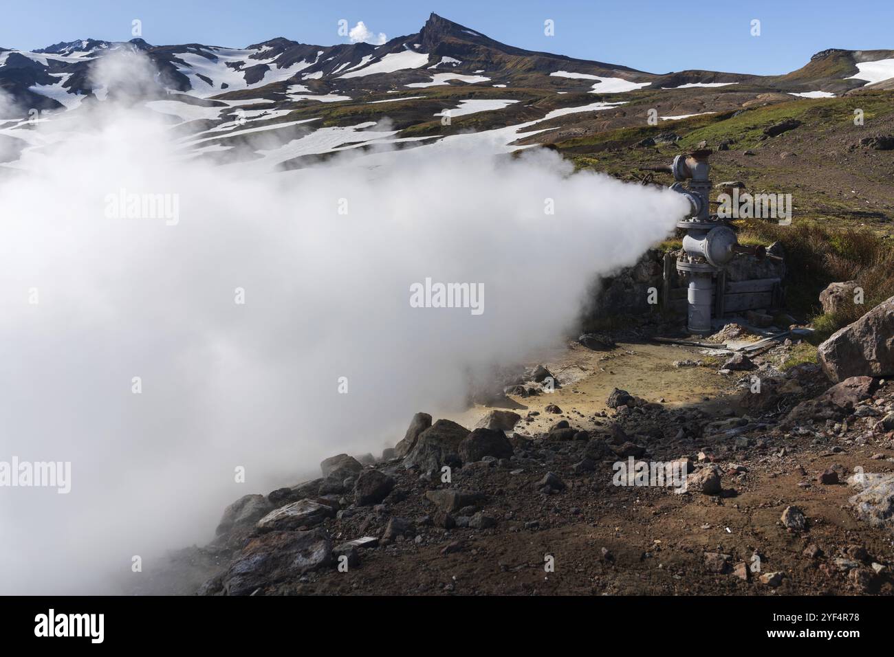 Émission d'eau thermale minérale naturelle, vapeur (mélange vapeur-eau) du puits géologique dans la zone de dépôt géothermique, centrale géothermique sur la slop Banque D'Images