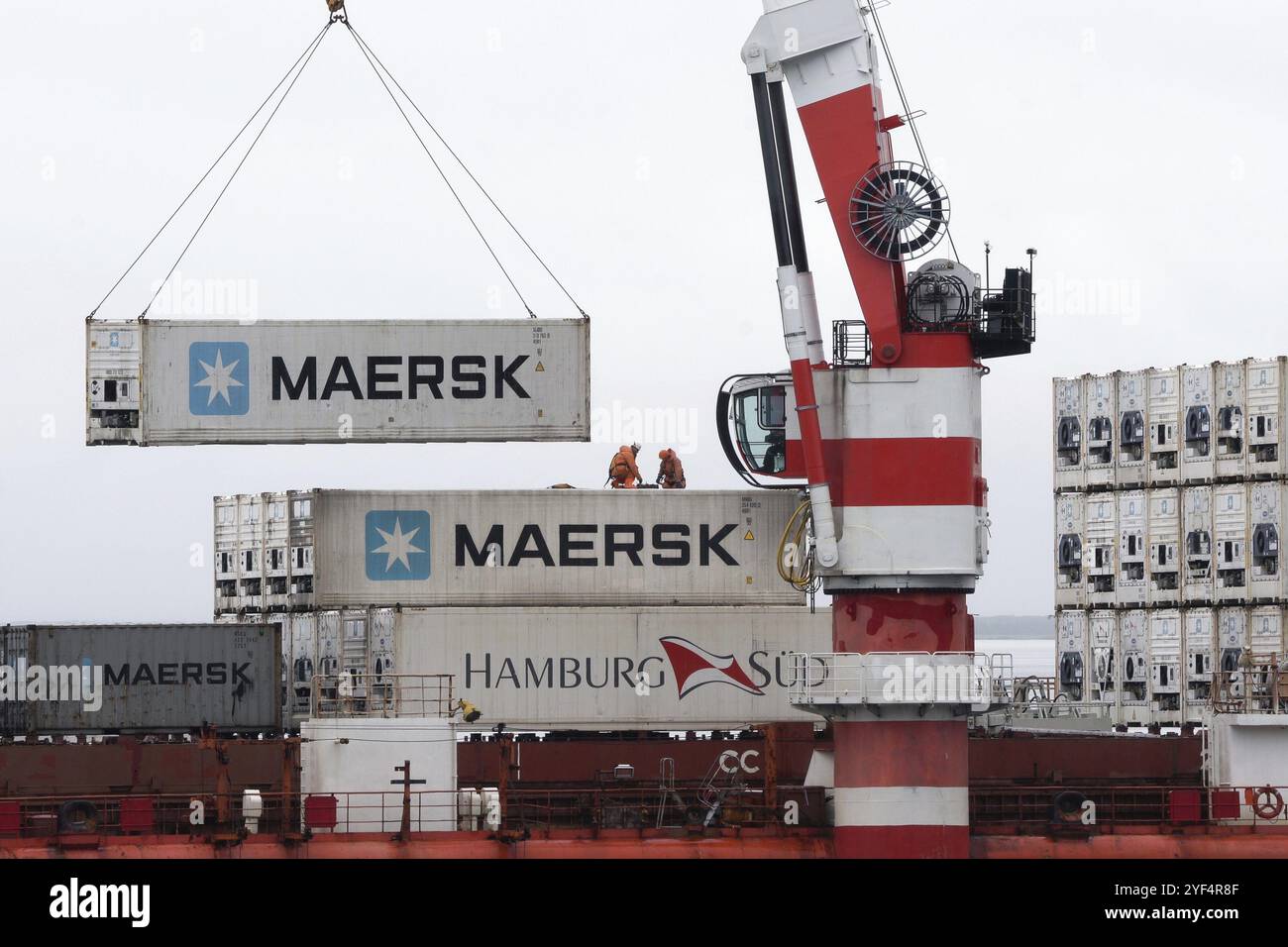 La grue décharge le porte-conteneurs Sevmorput, briquet brise-glace russe à propulsion nucléaire à bord du porte-navire. Port maritime de terminal de conteneurs. Océan Pacifique, Kam Banque D'Images