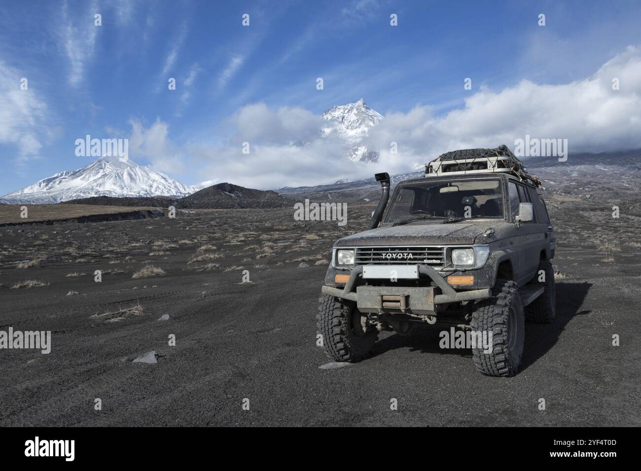 KAMCHATKA PENINSULA, RUSSIE, OCT 1, 2016 : Toyota Land Cruiser Prado 4RM japonaise préparée pour les longs voyages et le tourisme hors route à travers les montagnes p Banque D'Images