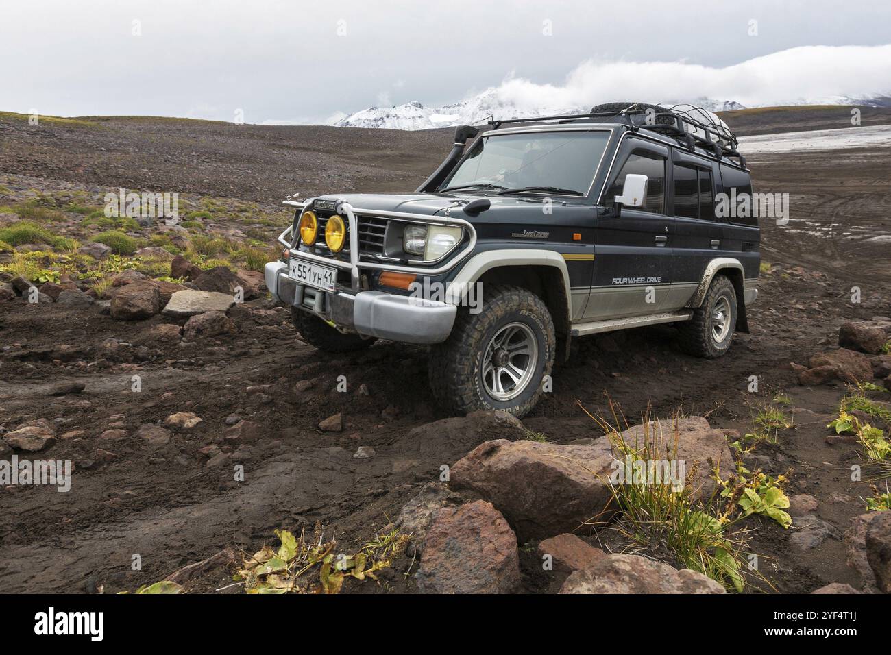 KAMCHATKA PENINSULA, RUSSIE, 17 septembre 2016 : Extreme hors route Expedition automobile Toyota Land Cruiser Prado (série 70) sur la route de montagne sur fond Banque D'Images