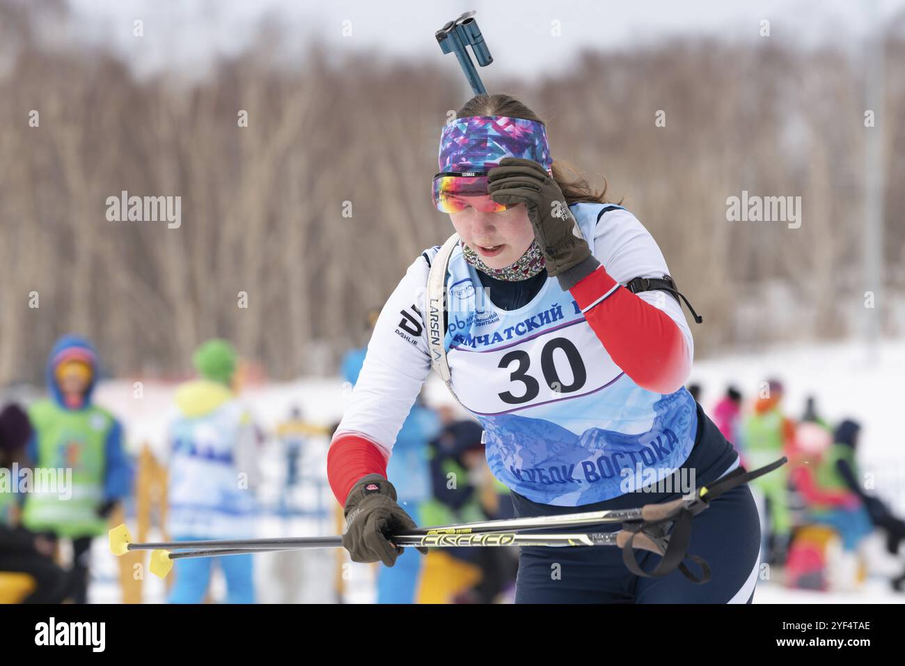 Babkina Maria, biathlète sportive du Kamchatka, skie sur le stade de biathlon de distance après le tir à la carabine. Ouvrez les compétitions régionales de biathlon jeunesse est Banque D'Images