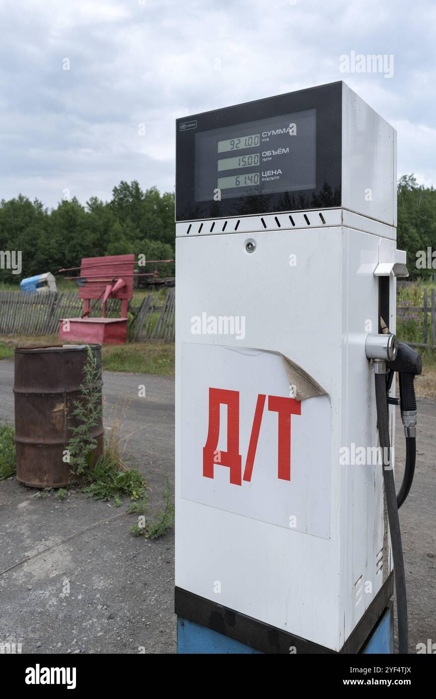 PÉNINSULE DU KAMTCHATKA, EXTRÊME-ORIENT RUSSE, 30 JUILLET 2018 : ancien distributeur de carburant soviétique avec tableau de bord électronique pour le carburant diesel à la station-service provinciale i Banque D'Images