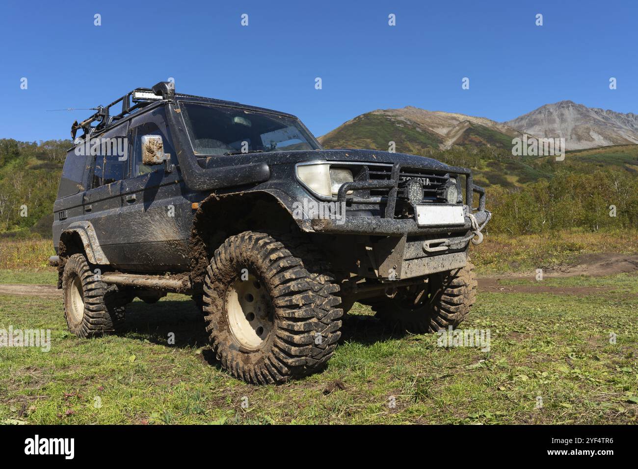 Toyota Land Cruiser Prado, voiture d'expédition hors route extrême sur le paysage forestier de montagne en automne, destinations de voyage populaires pour l'escalade, la randonnée. K Banque D'Images