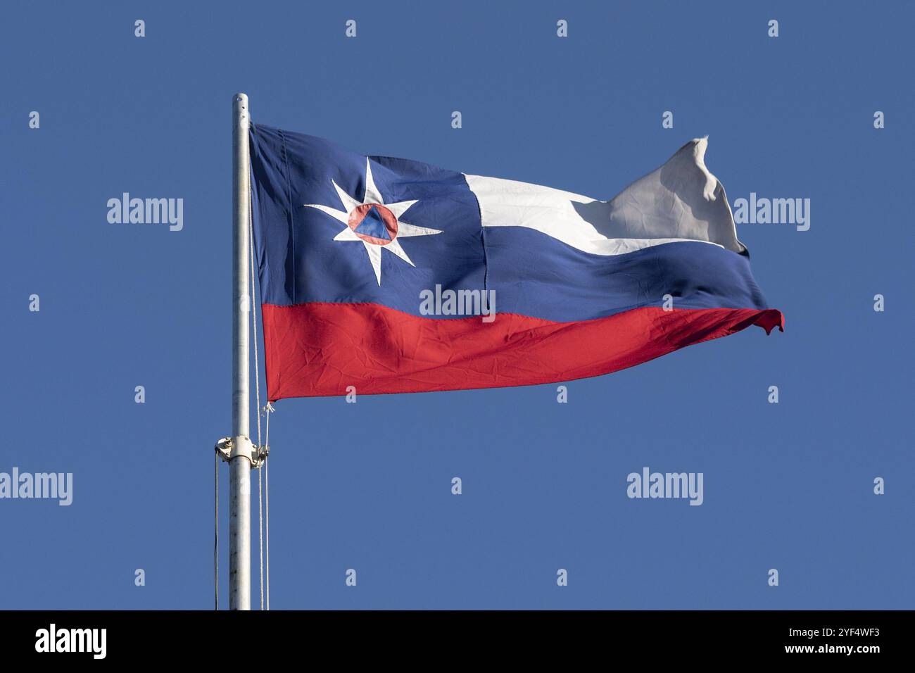 Drapeau officiel avec emblème, symboles du Ministère de la Fédération de Russie pour la protection civile, les urgences et l'élimination des conséquences du disaste naturel Banque D'Images