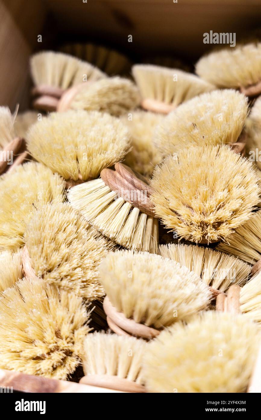 Brosses à récurer écologiques durables chez Søstrene Grene à Tottenham court Road, Londres, Angleterre Banque D'Images