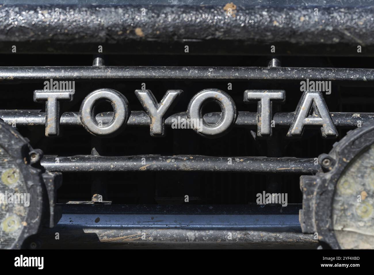 Vue rapprochée de l'ancienne calandre minable avant de Toyota Land Cruiser Prado avec inscription Toyota, marque de voitures hors route du fabricant japonais, sport uti Banque D'Images