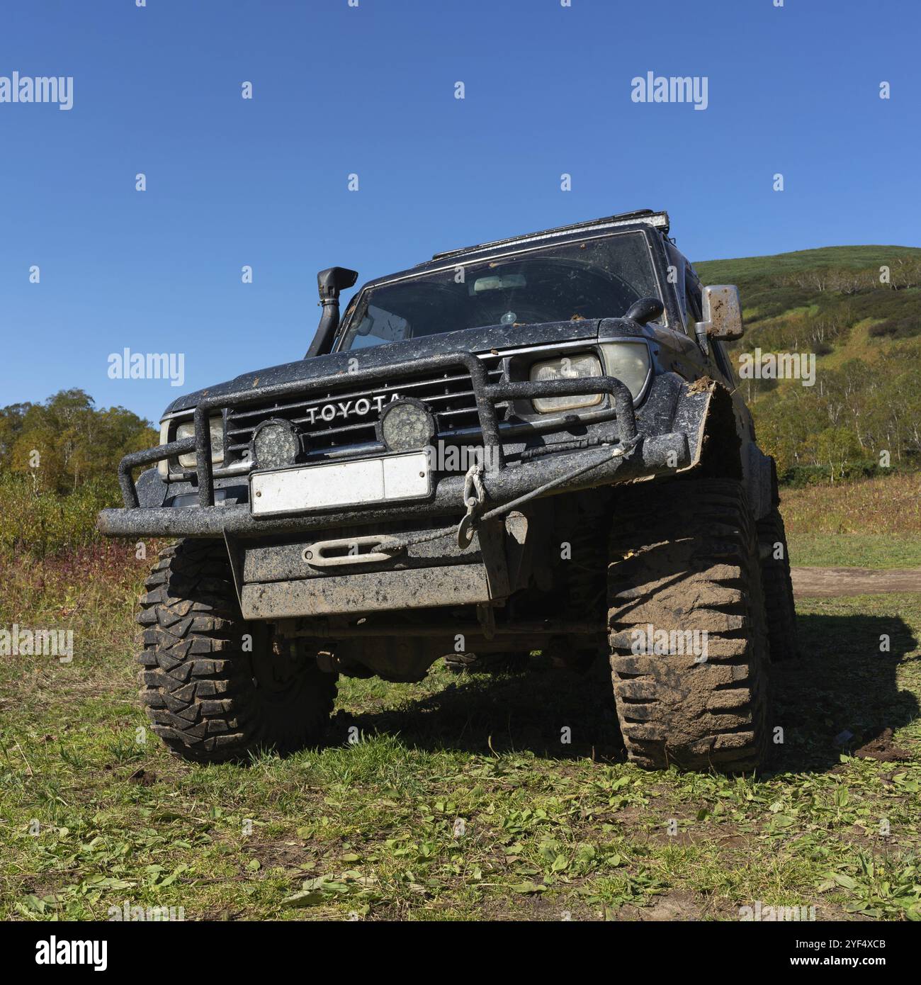 Voiture d'expédition hors route extrême, Toyota Land Cruiser Prado sur le paysage forestier de montagne en automne, destinations de voyage populaires pour l'escalade, la randonnée. K Banque D'Images