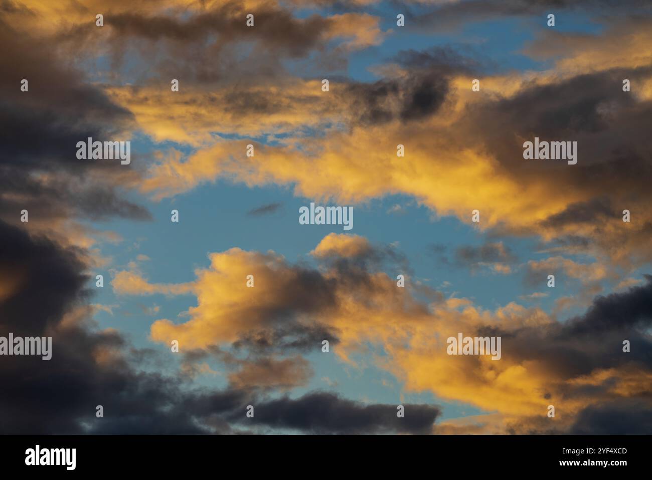 Des nuages aérés et spectaculaires, illuminés par des rayons qui disparaissent au coucher du soleil, des nuages sombres qui flottent sur le ciel bleu pour changer le temps. Vue incroyable sur le natu Banque D'Images