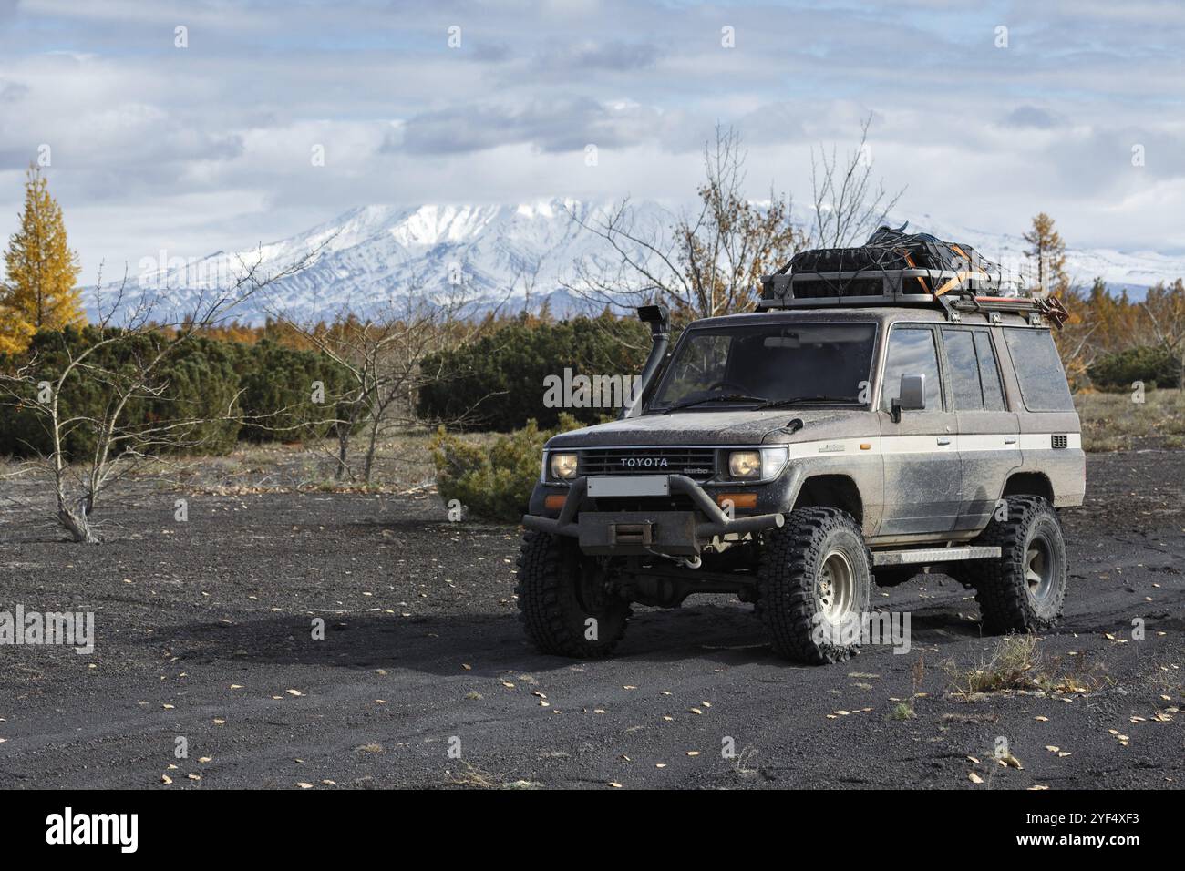PÉNINSULE DU KAMTCHATKA, EXTRÊME-ORIENT RUSSE, 2 OCTOBRE 2016 : Toyota Land Cruiser Prado automobile japonaise 4x4 préparée pour le tourisme hors route et long trave Banque D'Images