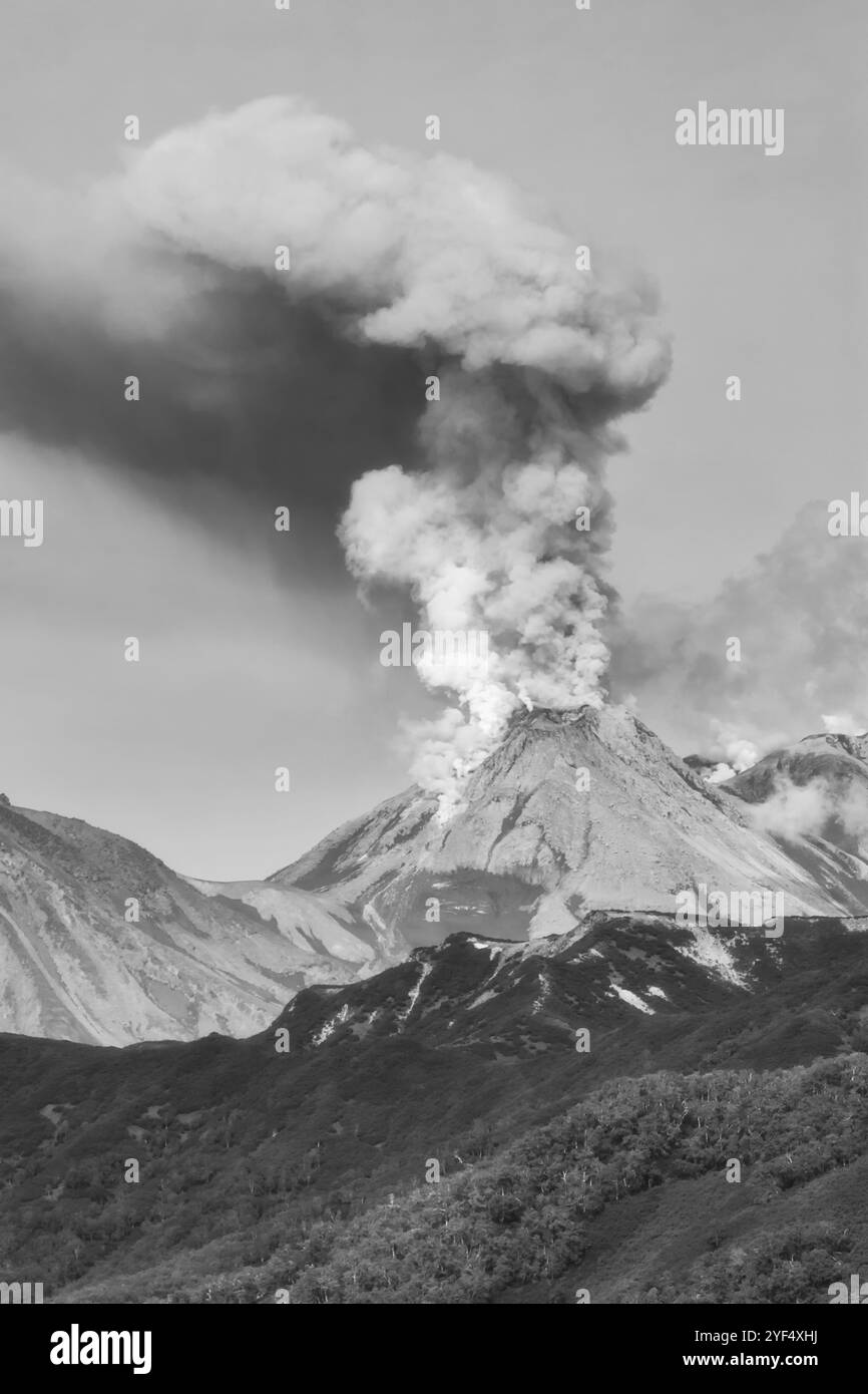 Paysage volcanique spectaculaire, belle vue sur l'éruption du volcan Zhupanovsky, panache de vapeur, gaz, cendres du volcan actif cratère. Noir et blanc Banque D'Images Paysage volcanique spectaculaire, belle vue sur l'éruption du volcan Zhupanovsky, panache de vapeur, gaz, cendres du volcan actif cratère. Noir et blanc Banque D'Images