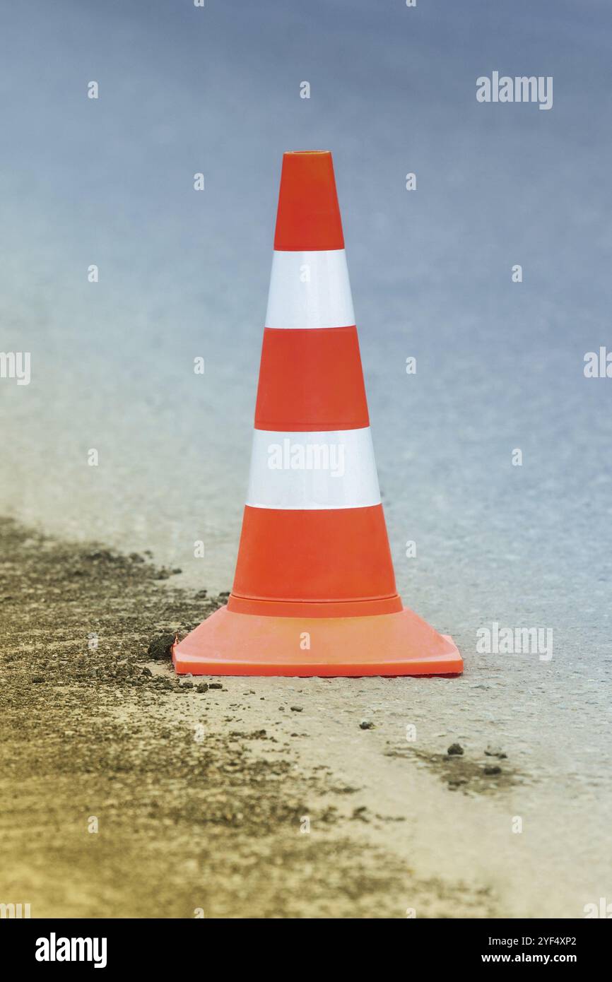 Le trafic d'alerte conique de la route sur l'asphalte de la rue ville autoroute pendant la restauration et la réparation de la route la route en asphalte, travaille sur road Banque D'Images