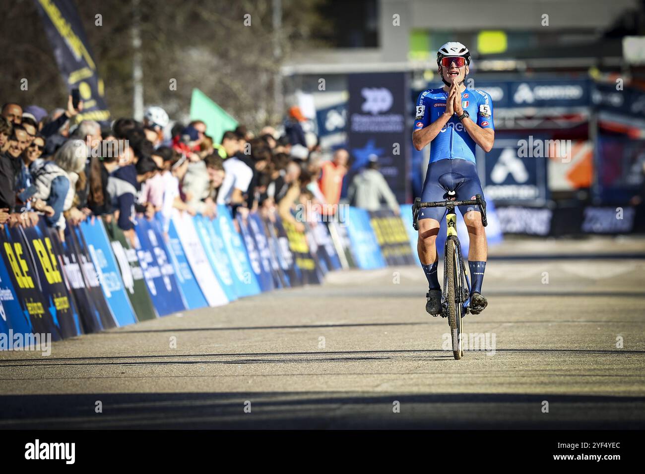 Pontevedra, Espagne. 03 Nov, 2024. Italien Mattia AGOSTINACCHIO célèbre alors qu'il franchit la ligne d'arrivée pour remporter la course masculine junior aux Championnats d'Europe de cyclisme cyclocross à Pontevedra, Espagne, dimanche 03 novembre 2024. BELGA PHOTO DAVID PINTENS crédit : Belga News Agency/Alamy Live News Banque D'Images