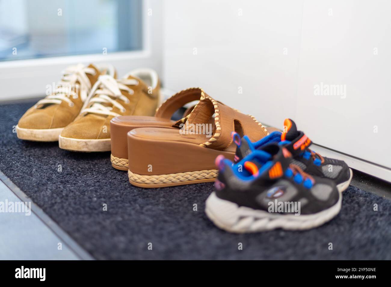 Chaussure famille, père, mère et enfants chaussure. Sneaker, Sandales marron, Sneaker pour enfants. Photo de haute qualité Banque D'Images