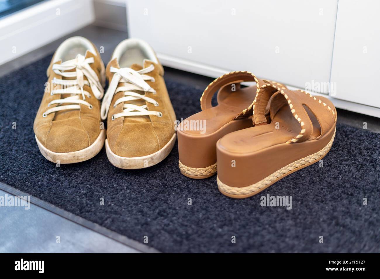 Chaussure famille, père, mère et enfants chaussure. Sneaker, Sandales marron, Sneaker pour enfants. Photo de haute qualité Banque D'Images