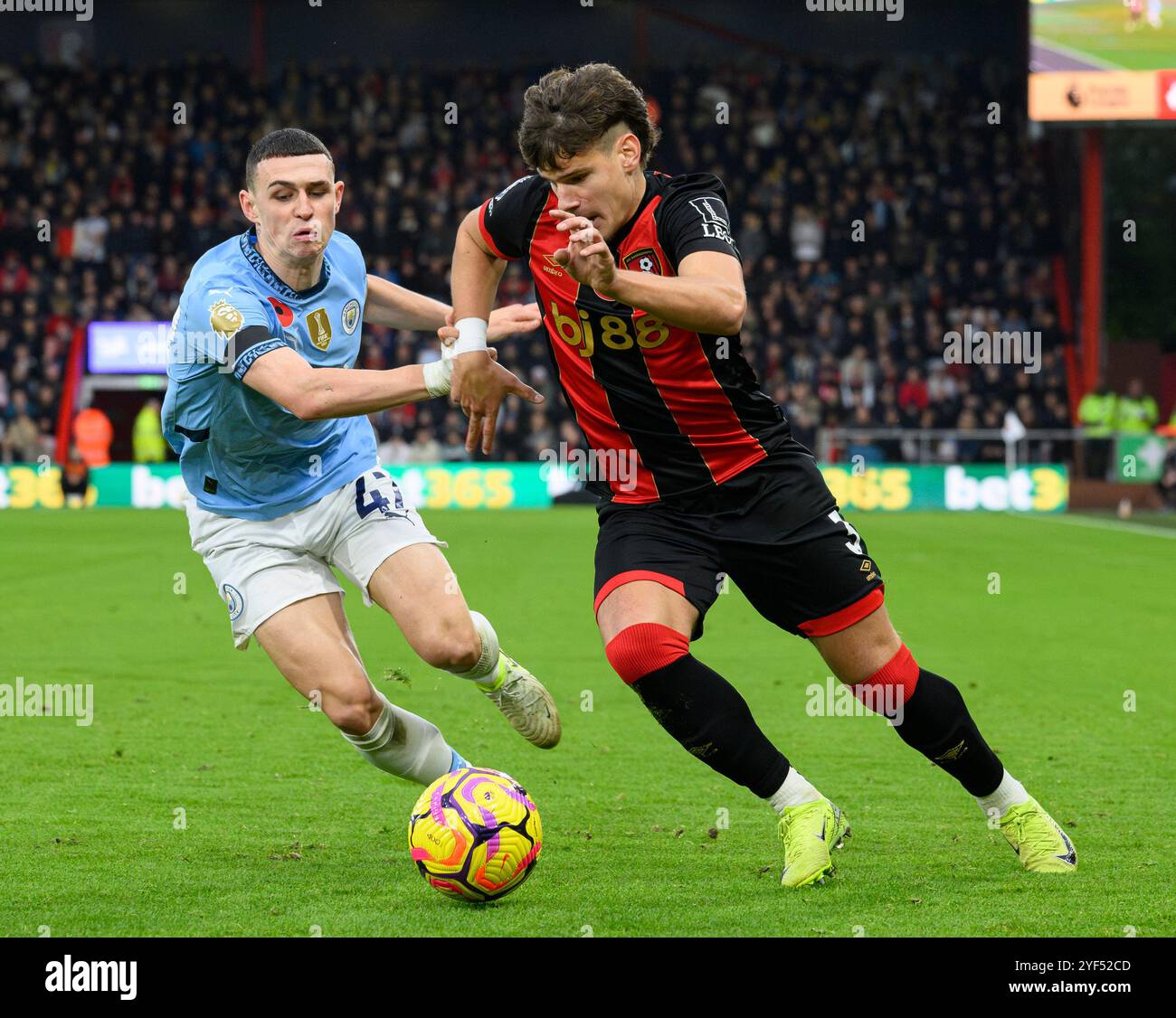 Bournemouth, Royaume-Uni. 02 novembre 2024. Bournemouth, Angleterre, 2 novembre 2024 : Phil Foden de Manchester City (à gauche) combat avec Milos Kerkez de Bournemouth (à droite) lors du match de premier League entre Bournemouth et Manchester City au Vitality Stadium de Bournemouth, en Angleterre. (David Horton/SPP) (David Horton/SPP) crédit : SPP Sport Press photo. /Alamy Live News Banque D'Images