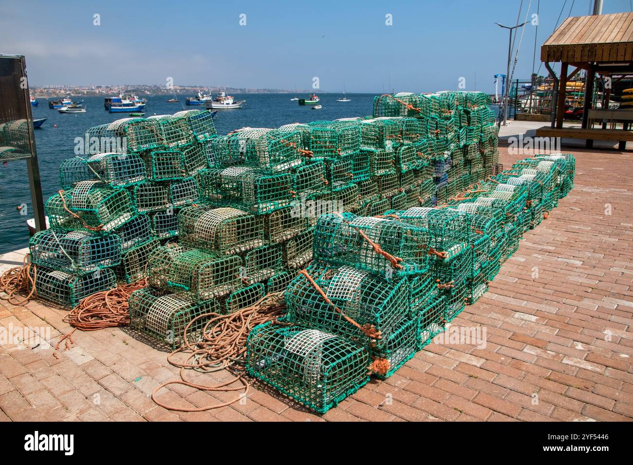 Un tas de pièges à homard et de boîtes en plastique. Filets de pêche dans le port de Cascais, Portugal Banque D'Images
