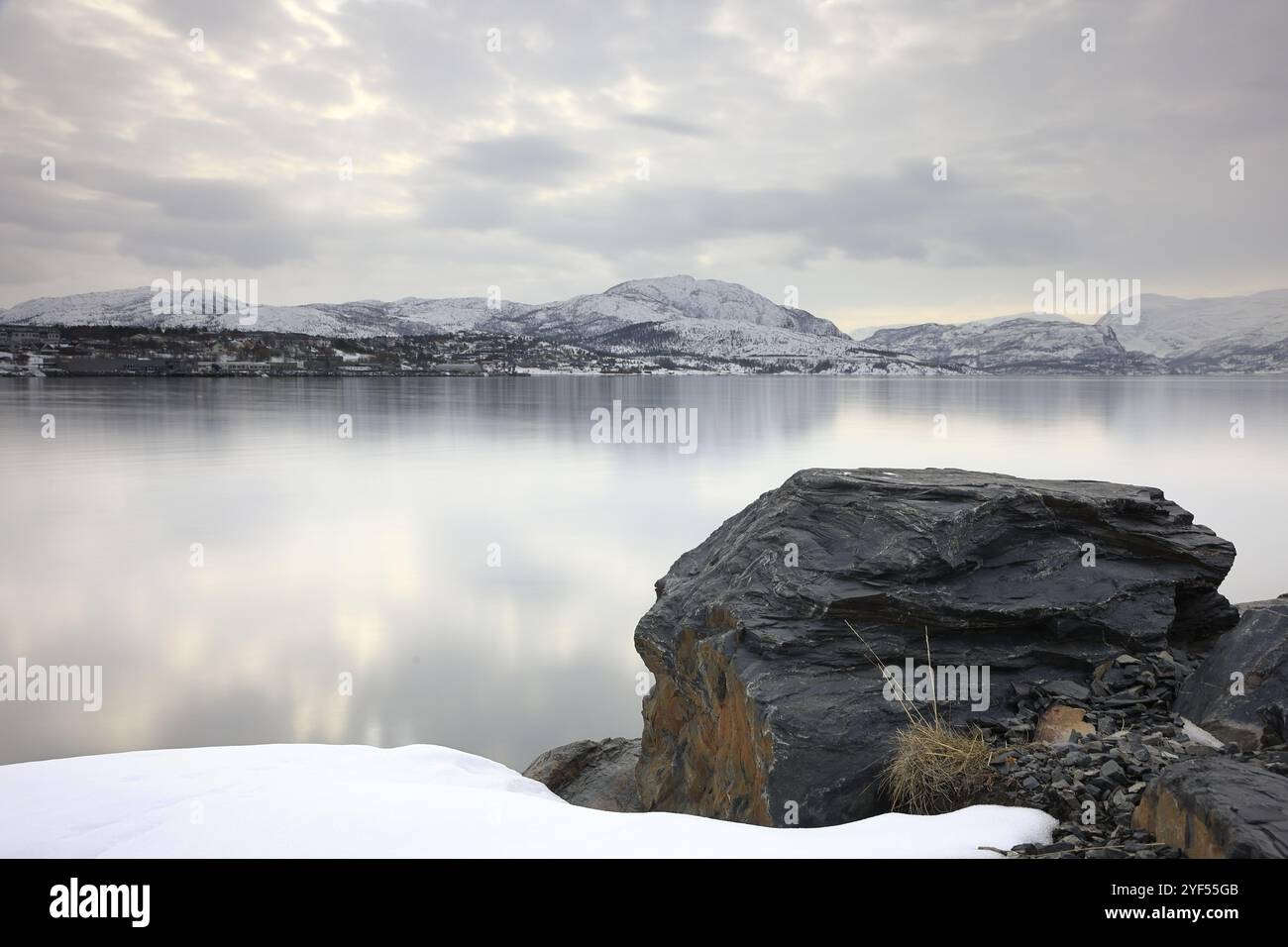 Alta Waterfront. Une vue sur le fjord d'Alta vers le front de mer d'Alta dans le nord de la Norvège. Banque D'Images