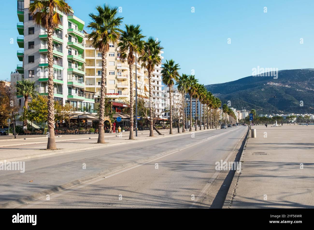 Vlore, Albanie, centre de la plage Lungo Mare de la ville avec de nouveaux immeubles d'appartements. Paysage urbain. Centre Vlore avec hôtels et appartements de luxe avec Palm Banque D'Images