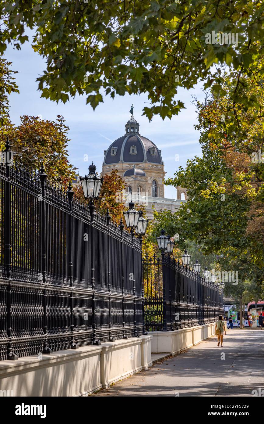 Vue sur le périphérique Dr Karl Renner vers le toit du Musée d'histoire naturelle, Vienne, Autriche, Europe. Banque D'Images