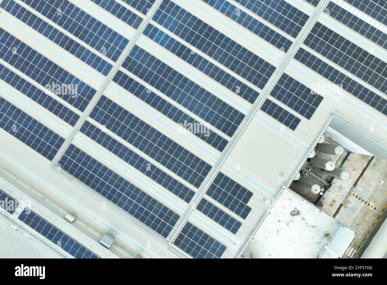Énergie solaire pour la construction d'usine et d'entrepôt. Panneaux solaires sur le toit de l'installation industrielle. Énergie solaire commerciale. Énergie solaire sur le toit. Toit Banque D'Images