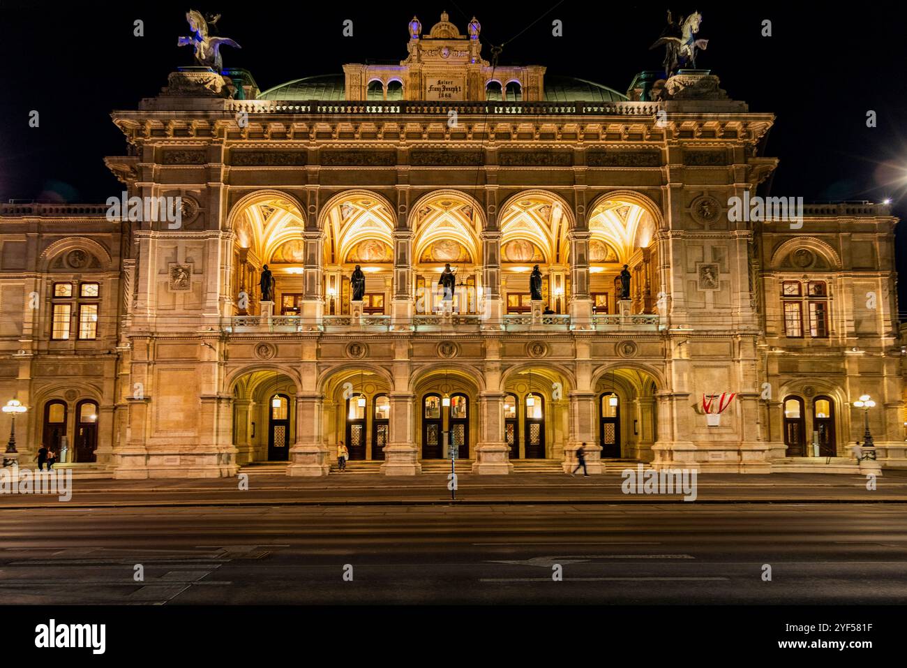 Vues de l'Opéra national de Vienne ou du Staatsoper la nuit, Autriche, Europe. Banque D'Images