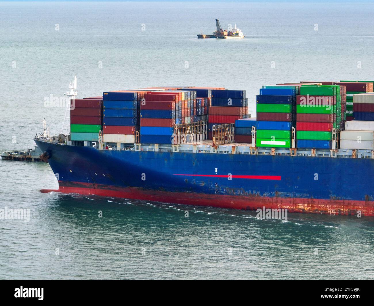 Vue aérienne d'un navire porte-conteneurs en mer. Expédition internationale et logistique. Transport maritime de marchandises. Commerce mondial et exportation importation Banque D'Images