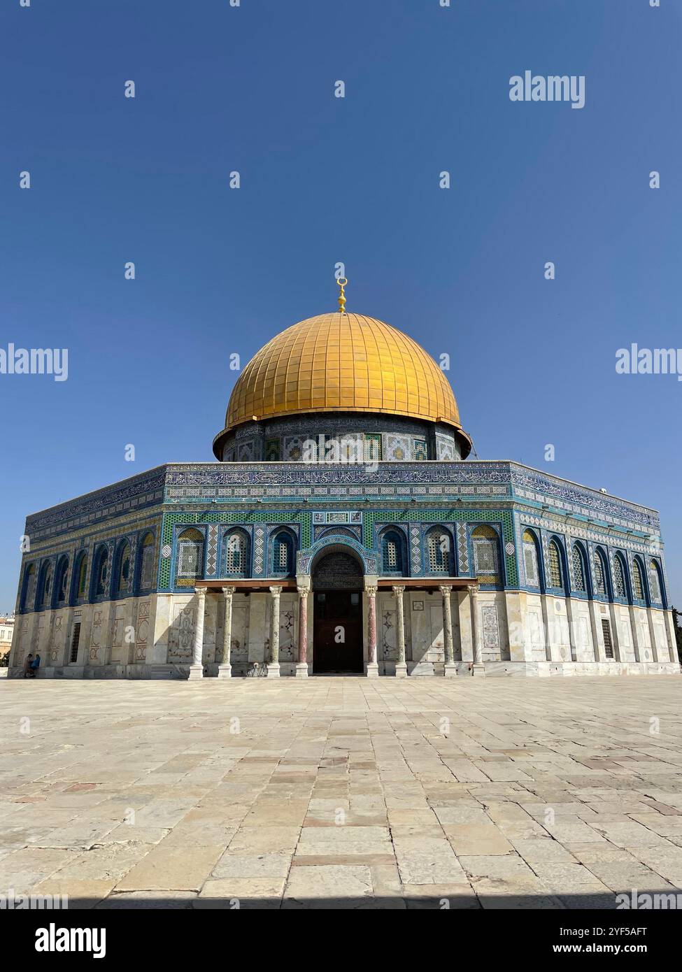 Vue verticale rapprochée de la mosquée Al-Aqsa ou Dôme du rocher, à Jérusalem. Couleurs naturelles dans une journée d'été ensoleillée avec un ciel clair et pas de gens - Image de stock capturée avec un smartphone