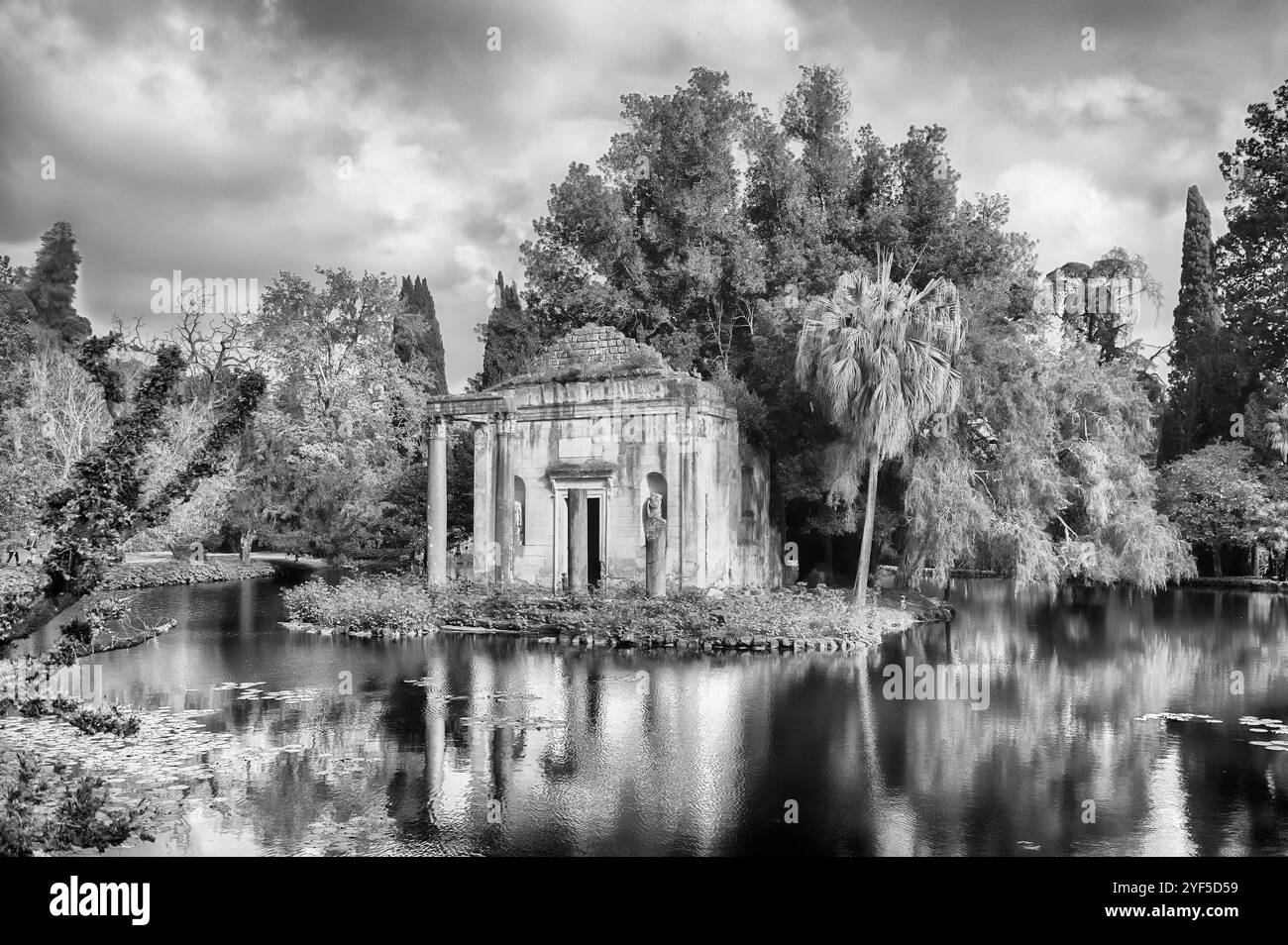CASERTE, ITALIE - 1er AVRIL 2024 : vue sereine sur un vieux belvédère sur une petite île entourée par la beauté naturelle du Palais Royal de la garde de Caserte Banque D'Images