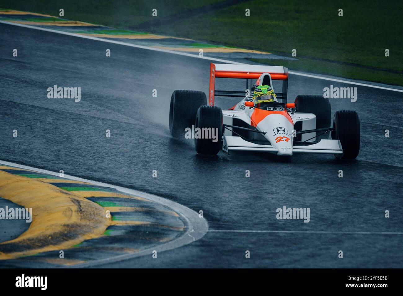 Sao Paulo, Brésil. 03 Nov, 2024. SAO PAULO, BRÉSIL - 03 NOVEMBRE : Lewis Hamilton, pilote britannique Mercedes, tient un drapeau brésilien lors d'un tour marquant le 30e anniversaire de la mort du brésilien Ayrton Senna au Grand Prix de San Marino 1994, avant le Grand Prix de formule 1 de la FIA à l'Autodromo Jose Carlos Pace le 03 novembre 2024 à Interlagos, Sao Paulo, Brésil. (Marcelo Machado de Melo /SPP) crédit : SPP Sport Press photo. /Alamy Live News Banque D'Images