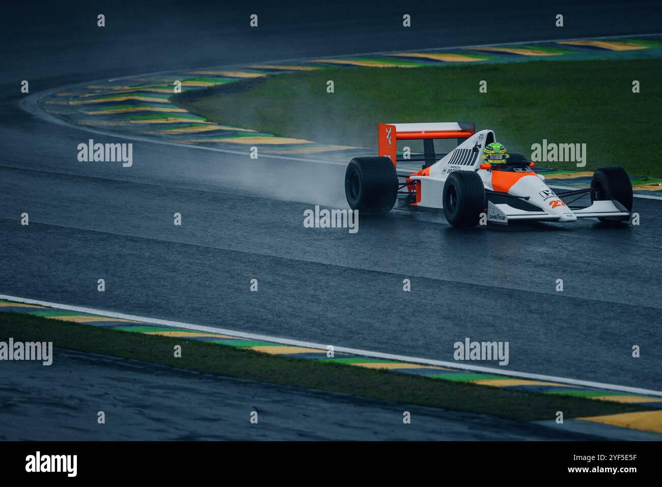 Sao Paulo, Brésil. 03 Nov, 2024. SAO PAULO, BRÉSIL - 03 NOVEMBRE : Lewis Hamilton, pilote britannique Mercedes, tient un drapeau brésilien lors d'un tour marquant le 30e anniversaire de la mort du brésilien Ayrton Senna au Grand Prix de San Marino 1994, avant le Grand Prix de formule 1 de la FIA à l'Autodromo Jose Carlos Pace le 03 novembre 2024 à Interlagos, Sao Paulo, Brésil. (Marcelo Machado de Melo /SPP) crédit : SPP Sport Press photo. /Alamy Live News Banque D'Images