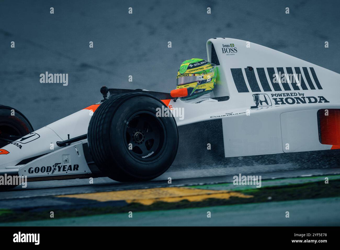 Sao Paulo, Brésil. 03 Nov, 2024. SAO PAULO, BRÉSIL - 03 NOVEMBRE : Lewis Hamilton, pilote britannique Mercedes, tient un drapeau brésilien lors d'un tour marquant le 30e anniversaire de la mort du brésilien Ayrton Senna au Grand Prix de San Marino 1994, avant le Grand Prix de formule 1 de la FIA à l'Autodromo Jose Carlos Pace le 03 novembre 2024 à Interlagos, Sao Paulo, Brésil. (Marcelo Machado de Melo /SPP) crédit : SPP Sport Press photo. /Alamy Live News Banque D'Images