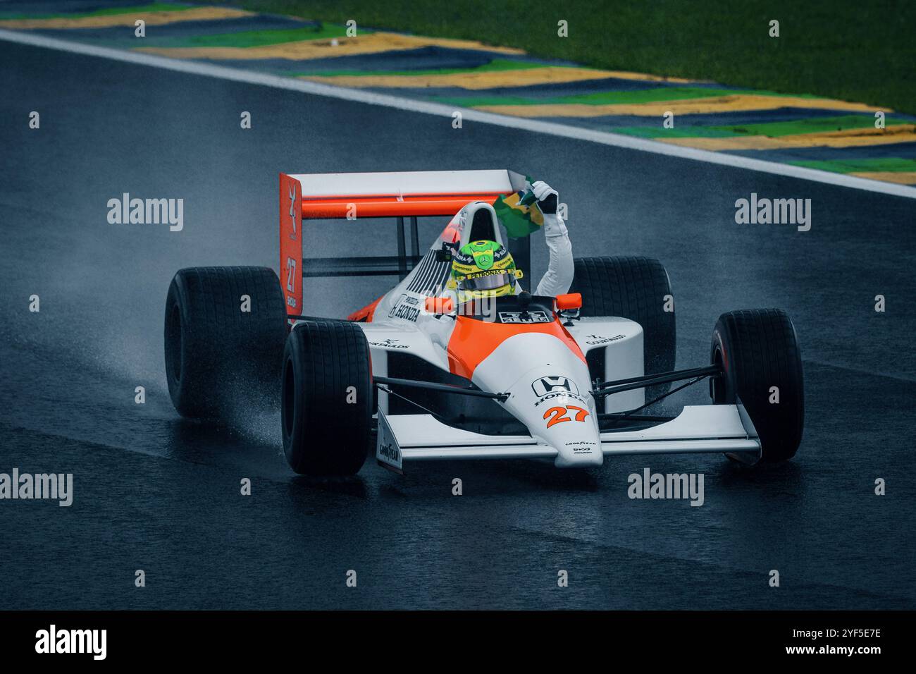 Sao Paulo, Brésil. 03 Nov, 2024. SAO PAULO, BRÉSIL - 03 NOVEMBRE : Lewis Hamilton, pilote britannique Mercedes, tient un drapeau brésilien lors d'un tour marquant le 30e anniversaire de la mort du brésilien Ayrton Senna au Grand Prix de San Marino 1994, avant le Grand Prix de formule 1 de la FIA à l'Autodromo Jose Carlos Pace le 03 novembre 2024 à Interlagos, Sao Paulo, Brésil. (Marcelo Machado de Melo /SPP) crédit : SPP Sport Press photo. /Alamy Live News Banque D'Images