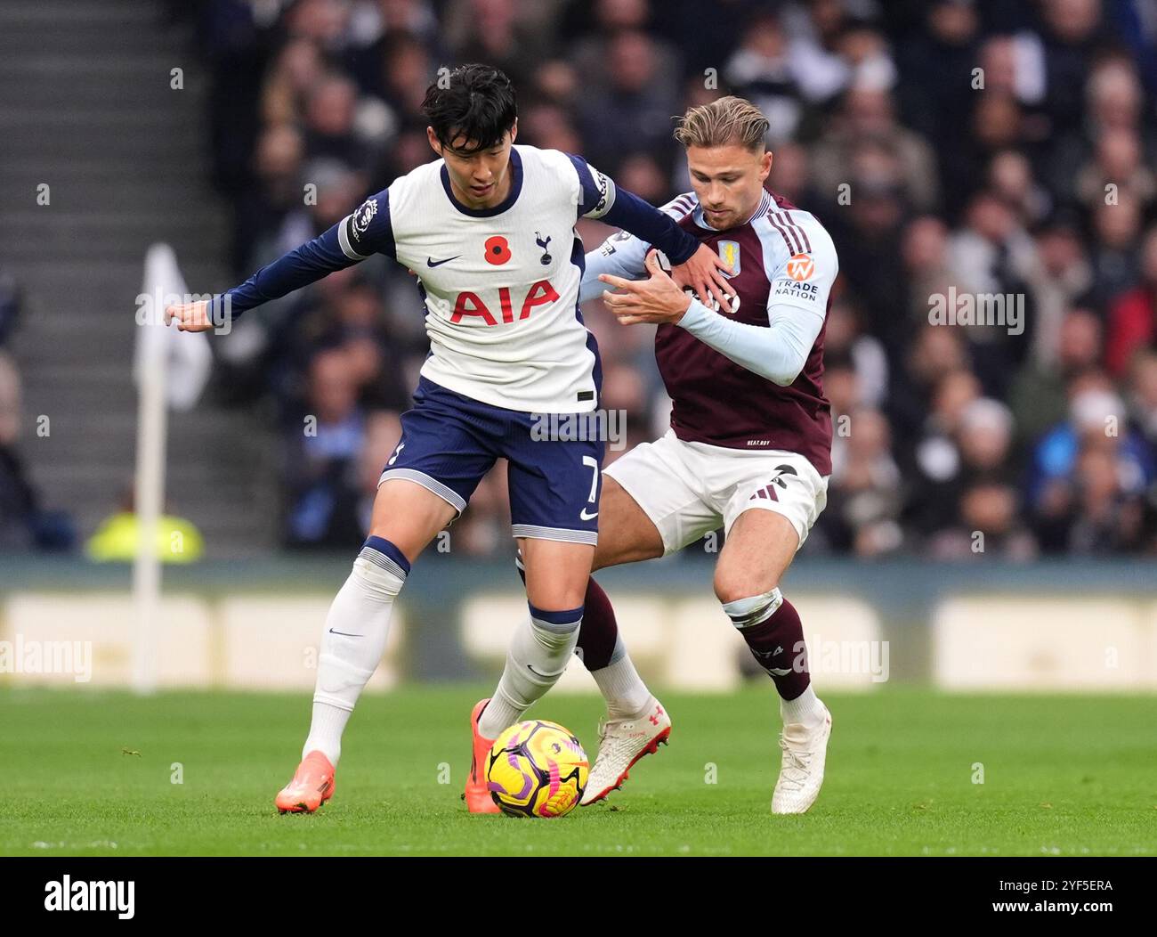 Heung-min, fils de Tottenham Hotspur (à gauche), et Matty Cash d'Aston Villa se battent pour le ballon lors du premier League match au Tottenham Hotspur Stadium, à Londres. Date de la photo : dimanche 3 novembre 2024. Banque D'Images