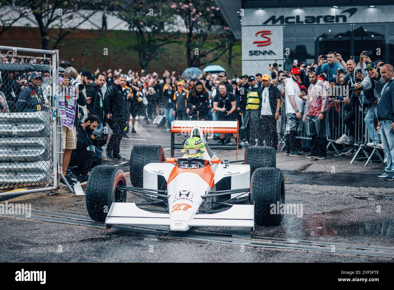 Sao Paulo, Brésil. 03 Nov, 2024. SAO PAULO, BRÉSIL - 03 NOVEMBRE : Lewis Hamilton, pilote britannique Mercedes, tient un drapeau brésilien lors d'un tour marquant le 30e anniversaire de la mort du brésilien Ayrton Senna au Grand Prix de San Marino 1994, avant le Grand Prix de formule 1 de la FIA à l'Autodromo Jose Carlos Pace le 03 novembre 2024 à Interlagos, Sao Paulo, Brésil. (Marcelo Machado de Melo /SPP) crédit : SPP Sport Press photo. /Alamy Live News Banque D'Images