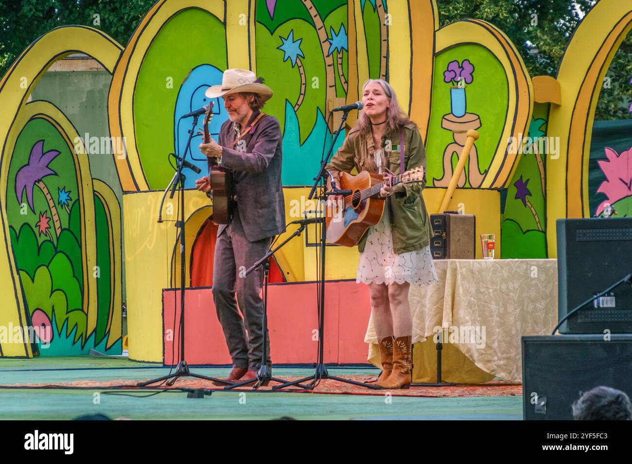 Portsmouth, NH, États-Unis-21 juillet 2018 : Gillian Welch et Dave Rawlings se produisent lors d'un concert en plein air au Prescott Park Arts Festival. Banque D'Images