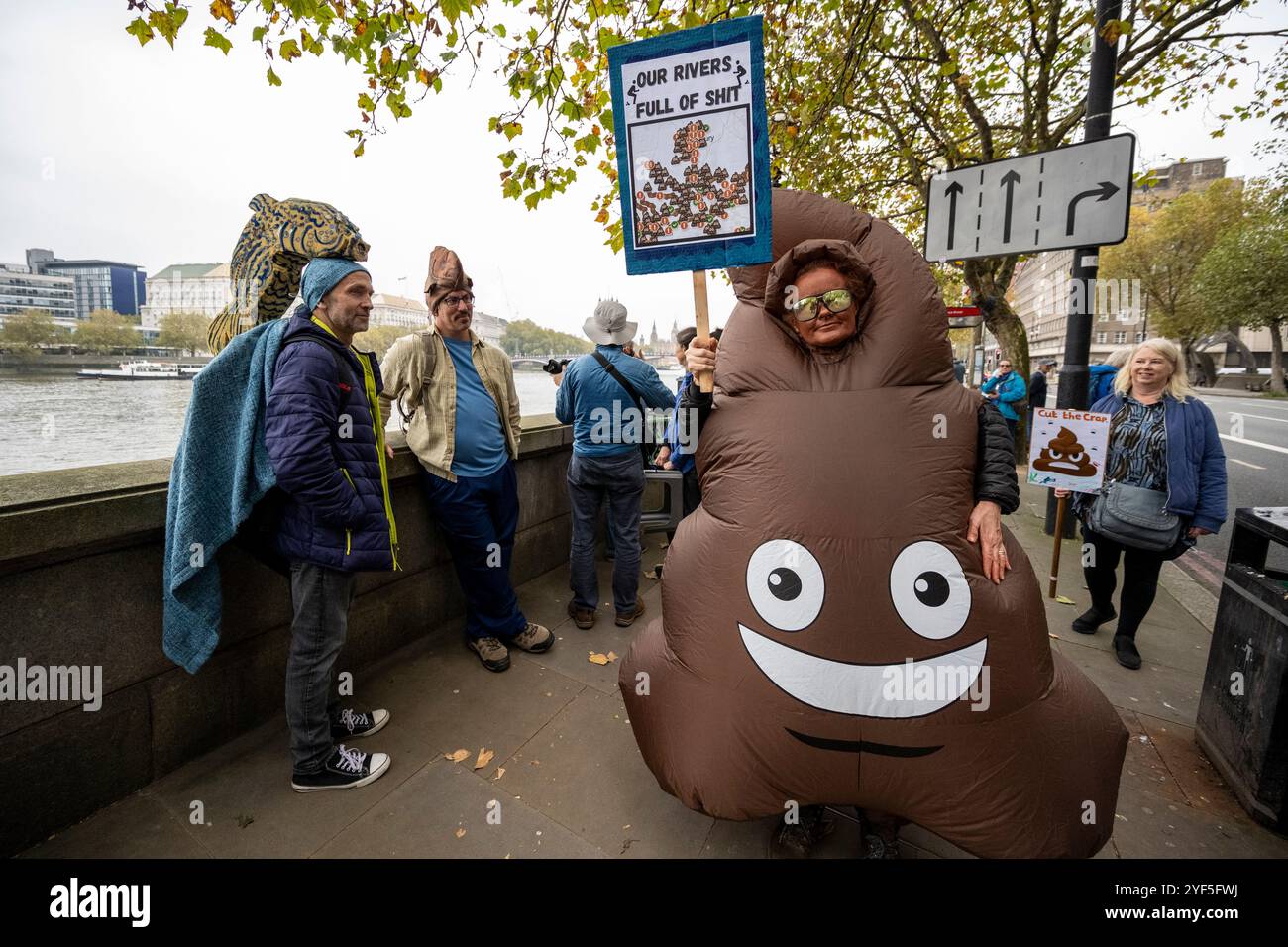 Londres, Royaume-Uni. 3 novembre 2024. Les gens participent à la Marche pour l'eau potable, un événement unique organisé par River action pour adresser une pétition au gouvernement pour l'eau potable dans tout le Royaume-Uni. Les participants marchent de Albert Embankment à un rassemblement sur la place du Parlement. Credit : Stephen Chung / Alamy Live News Banque D'Images