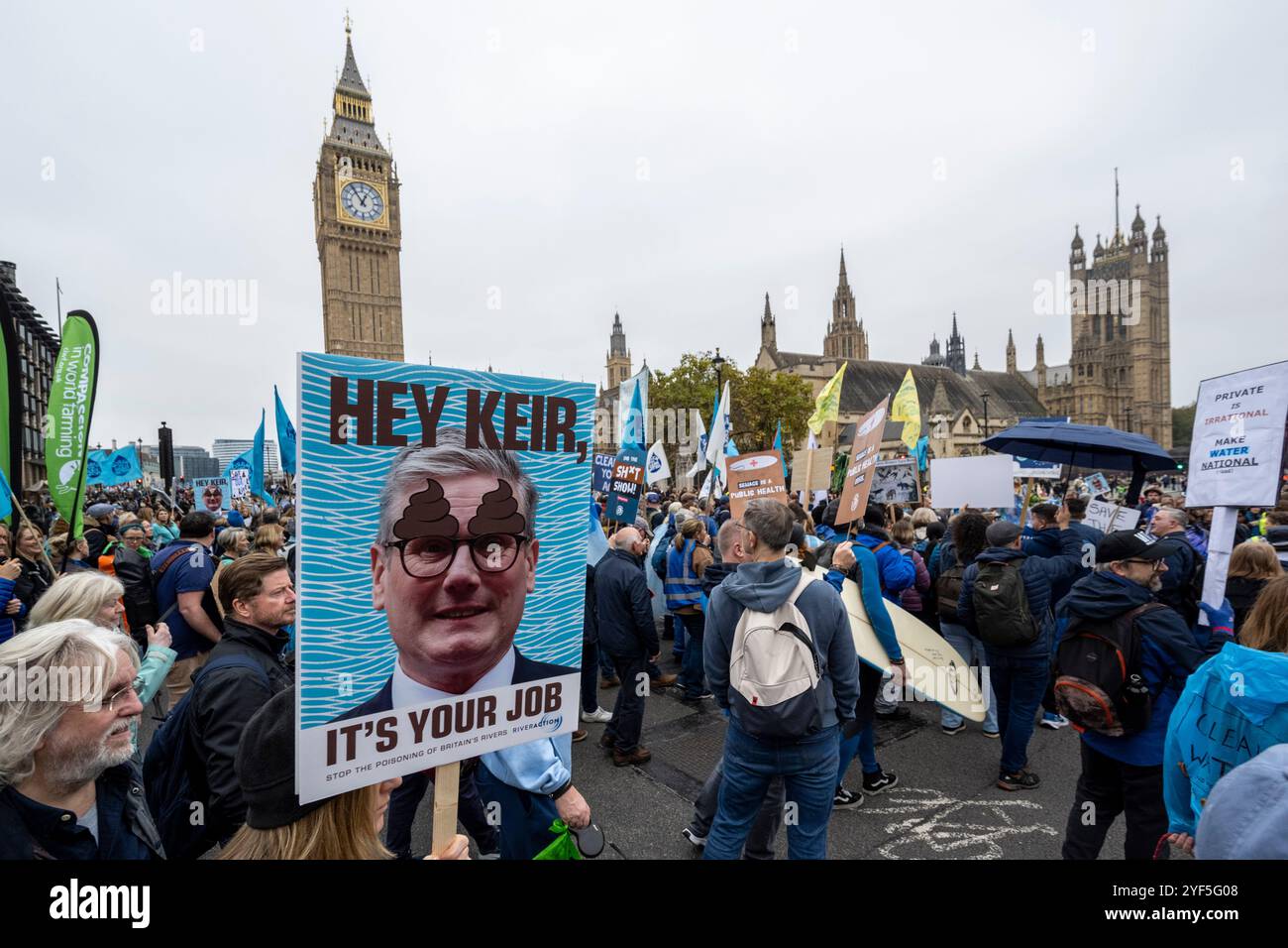 Londres, Royaume-Uni. 3 novembre 2024. Les gens sur la place du Parlement lors de la Marche pour l'eau potable, un événement unique organisé par River action pour adresser une pétition au gouvernement pour l'eau potable dans tout le Royaume-Uni. Les participants marchent de Albert Embankment à un rassemblement sur la place du Parlement. Credit : Stephen Chung / Alamy Live News Banque D'Images