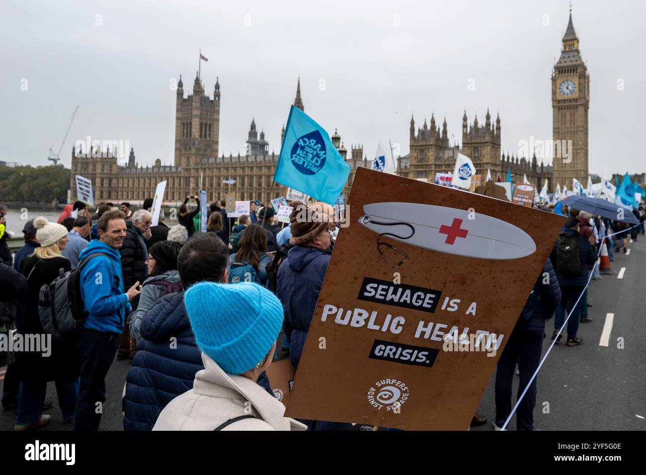 Londres, Royaume-Uni. 3 novembre 2024. Les gens traversent le pont de Westminster lors de la Marche pour l'eau potable, un événement unique organisé par River action pour adresser une pétition au gouvernement pour l'eau potable dans tout le Royaume-Uni. Les participants marchent de Albert Embankment à un rassemblement sur la place du Parlement. Credit : Stephen Chung / Alamy Live News Banque D'Images