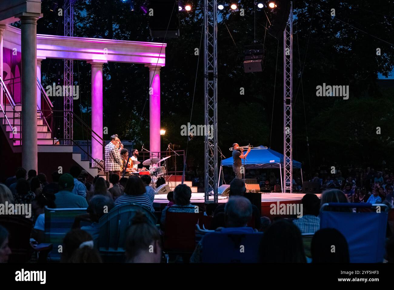 Portsmouth, NH, États-Unis-26 juin 2024 : Preservation Hall Jazz Band se produit lors d'un concert en plein air au Prescott Park Arts Festival. Banque D'Images