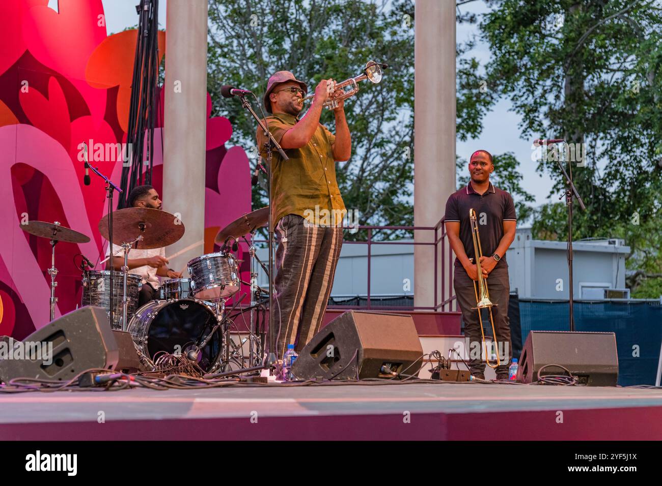 Portsmouth, NH, États-Unis-26 juin 2024 : Preservation Hall Jazz Band se produit lors d'un concert en plein air au Prescott Park Arts Festival. Banque D'Images