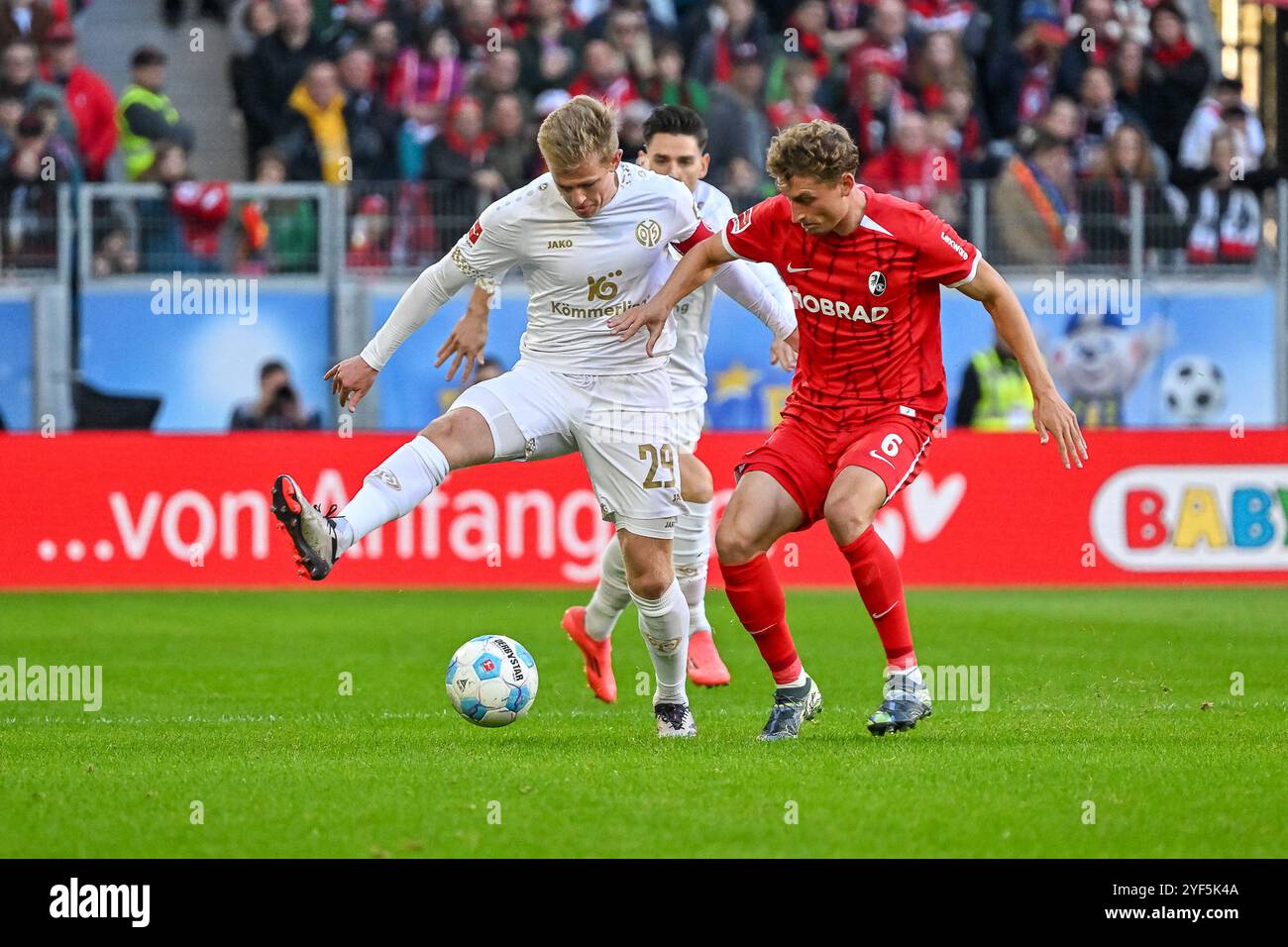 Jonathan Burkardt (FSV Mainz 05, #29), Patrick Osterhage (SC Freiburg, #06) im Duell um den Ball. GER, SC Freiburg - FSV Mainz 05, Fussball, Bundesliga, 9. Spieltag, saison 2024/2025, 03.11.2024 DFL LES RÈGLEMENTS DFB INTERDISENT TOUTE UTILISATION DE PHOTOGRAPHIES COMME SÉQUENCES D'IMAGES ET/OU QUASI-VIDÉO Foto : Eibner-Pressefoto/Thomas Hess Banque D'Images