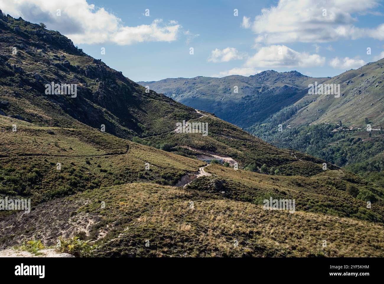 Parc national de Vale Serra Gerês. Entre la vallée, il y a plusieurs sentiers utilisés par les éleveurs de moutons. Banque D'Images